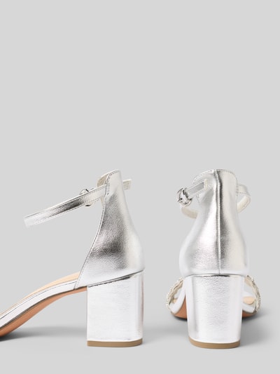 Produktfoto, Sandalette mit Ziersteinbesatz von Marco Tozzi in Silber, Abgerundete-Spitze, Riemen mit Dornschließe, Flecht-Optik, Blockabsatz, Absatzhöhe 7 cm, Schafthöhe 10 cm, Schaftweite 6 cm.