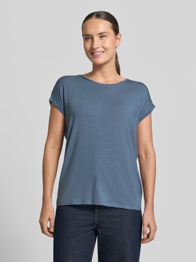 Frauenmodel trägt Regular Fit T-Shirt aus Lyocell-Mix Modell 'AVA' von VERO MODA, blau, glatte Textur, schlichte Form, Ganzkörperansicht von vorne. Damen T-Shirt von VERO MODA.