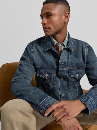 Männermodel trägt Shaped Fit Jeansjacke aus reiner Baumwolle von Polo Ralph Lauren, Optik: Unifarben, Denim, Nahaufnahme Oberkörper.