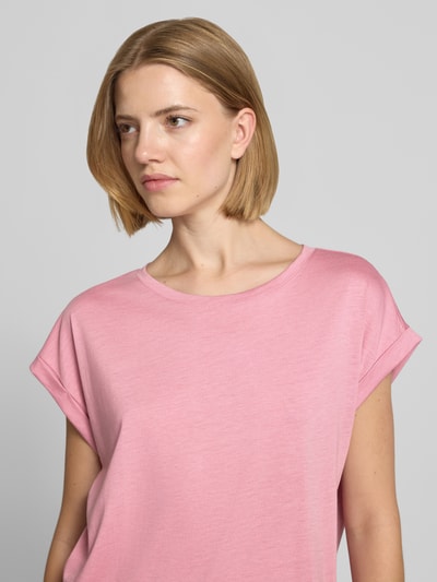 Kobiece model prezentuje różowy damski t-shirt Regular Fit T-Shirt aus reiner Lyocell-Baumwoll-Mix Modell 'JILAANA' od ARMEDANGELS, mieszanka lyocellu i bawełny, pastelowy odcień, prosty krój, gładka struktura, Damski t-shirt od ARMEDANGELS, zbliżenie na górną część sylwetki