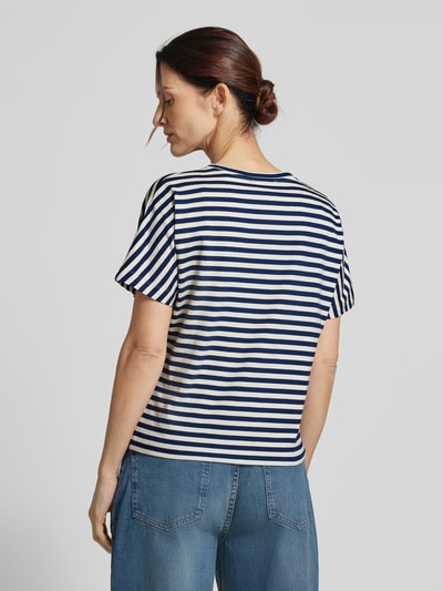 Mężczynamodel trägt damski t-shirt model 'Salentine stripe' von OPUS aus bawełna, krój regular fit, wzór w paski, okrągły dekolt, długość tyłu 56 cm w rozmiarze 36, widok całej sylwetki z tyłu.
