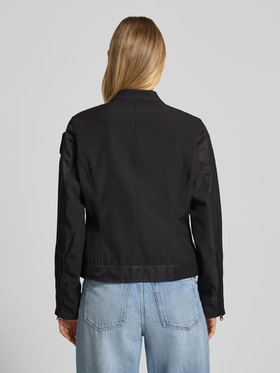 Frauenmodel trägt Jacke mit Zweiwege-Reißverschluss Modell 'MELBA' von Blauer Usa in Schwarz, körpernahe Passform, Ganzkörperansicht Rückansicht.