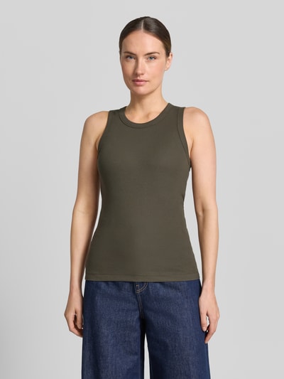 Frauenmodel trägt Slim Fit Top mit Rundhalsausschnitt Modell 'Lesso' von OPUS in Oliv, aus elastischem Baumwoll-Mix, Ganzkörperansicht von vorne, Rückenlänge bei Größe 36: 59 cm.