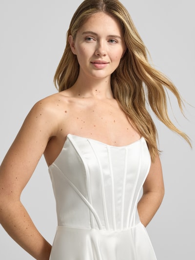 Kobiece modelka nosi Regular Fit Brautkleid aus Satin von Luxuar, satyna, krój regular fit, taliowany, rozcięcie, odkryte ramiona, szerokość klatki piersiowej w rozmiarze 36: 34 cm, długość tyłu: 136 cm, zbliżenie górnej części ciała.