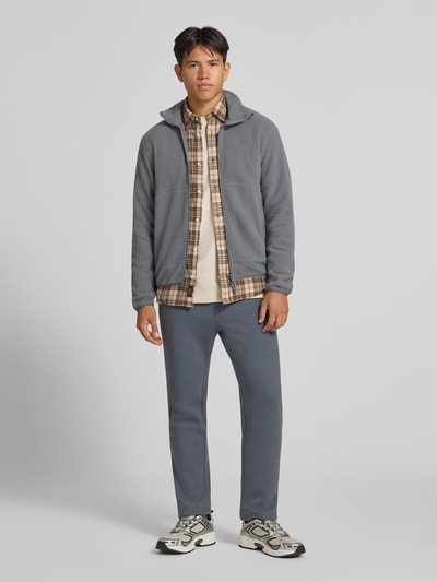 Mannenmodel draagt grijze regular fit fleecejack met opstaande kraag model 'JASON' van ONLY, Heren fleecejack, full-body vooraanzicht.