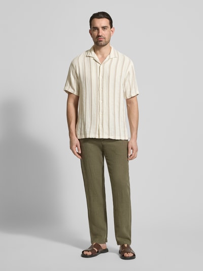 Männermodel trägt Regular Fit Freizeithemd mit Kentkragen von MCNEAL aus Baumwoll-Mix, beige mit Streifen, Knopfleiste, Ganzkörperansicht von vorne.
