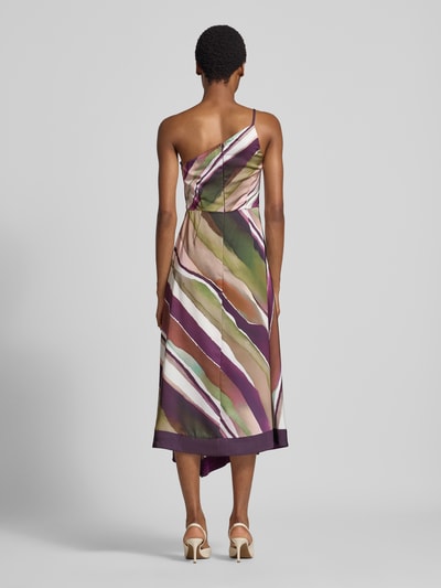 Männermodel trägt sukienka midi w asymetrycznym kroju Midikleid in asymmetrischem Design von Lipsy z satyny w odcieniach fioletu, zieleni i bieli, krój slim fit, wszyty zamek błyskawiczny, krój na jedno ramię, Długość tyłu w rozmiarze 36: 120 cm, Szerokość klatki piersiowej w rozmiarze 36: 31 cm, Ganzkörperansicht Rückansicht