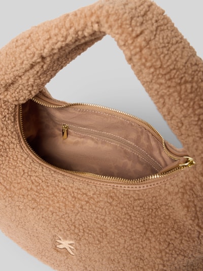 Produktfoto, Handtasche aus Teddyfell mit Label-Stitching von Karo Kauer in Beige, grobe Textur, goldener Reißverschluss, Hauptfach sichtbar