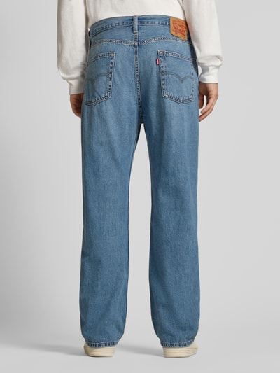 Männermodel trägt Straight Fit Jeans im 5-Pocket-Design Modell 'Live' von Levi's®, blaue Baumwolle, Ganzkörperansicht Rückansicht