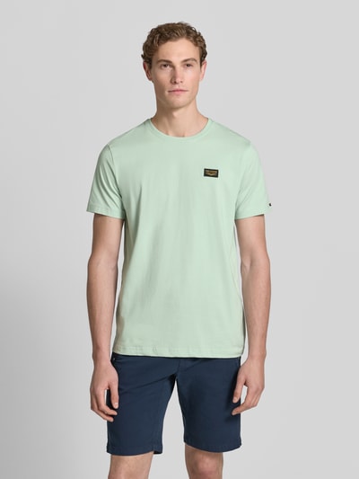 Männermodel trägt T-Shirt mit Label-Stitching und Rundhalsausschnitt von PME Legend, Baumwoll-Elasthan-Mix, Regular-Fit, Herren T-Shirt, Rückenlänge 74 cm bei Größe M, mintgrün, navy Shorts, glatte Struktur, Ganzkörperansicht von vorne.