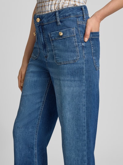 Frauenmodel trägt Denim-Culotte mit aufgesetzten Taschen von Rich & Royal aus Baumwoll-Mix mit Stretch, Nahaufnahme Oberkörper.