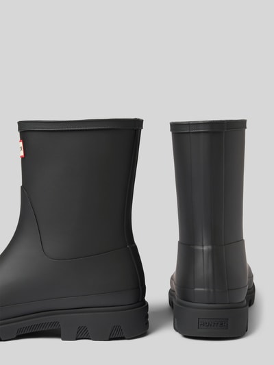 Produktfoto, Stiefel mit Logo-Detail von Hunter, czarny kolor, zaokrąglony krój, gładka faktura, profilowana podeszwa, wysokość obcasa 3 cm w rozmiarze 40, wysokość cholewki 20 cm w rozmiarze 40, szerokość cholewki 14 cm w rozmiarze 40