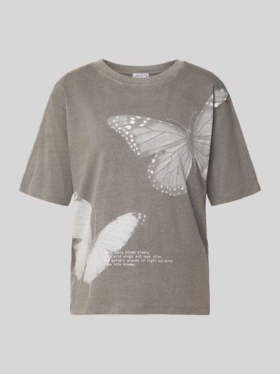 Produktfoto, Relaxed Fit T-Shirt mit Motiv-Print von Jake*s Casual in Grau mit weißen Schmetterlingen, Statement-Print, Reine Baumwolle, Rundhalsausschnitt, Rückenlänge bei Größe S 53 cm.