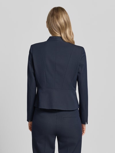 Frauenmodel trägt Slim Fit Blazer mit Hakenverschluss von Christian Berg Woman Selection in Dunkelblau, Material-Mix, Ganzkörperansicht Rückansicht.