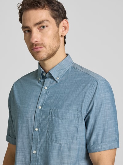 Männermodel trägt Regular Fit Freizeithemd mit Button-Down-Kragen von Christian Berg Men aus Reine Baumwolle, Nahaufnahme Oberkörper. Rückenlänge bei Größe M: 81 cm, Schulterbreite: 48 cm, Ärmellänge: 26 cm, durchgängige Knopfleiste, kurzärmeliges Design.