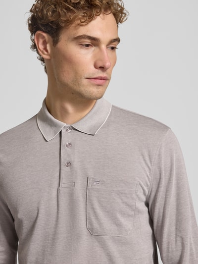 Männermodel trägt Regular Fit Poloshirt mit Baumwoll-Anteil von Christian Berg Men in Grau mit Brusttasche, Nahaufnahme Oberkörper. Material-Mix, Polokragen, langärmeliges Design, Rückenlänge bei Größe M 70 cm.