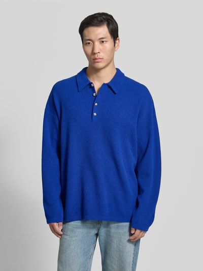 Männermodel trägt Relaxed Fit Pullover mit Kaschmir-Anteil Modell 'RAXOW' von American Vintage, strahlend blau, Strick-Optik, Ganzkörperansicht von vorne, langärmelig, Polokragen, Material-Mix.