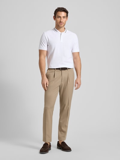 Männermodel trägt Regular Fit Poloshirt aus einer Baumwolle C-PRATT40 von BOSS, Optik: Unifarben, Piqué, Ganzkörperansicht von vorne.