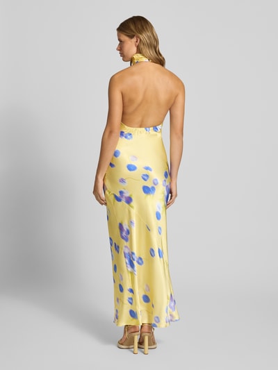 Frauenmodel trägt Abendkleid mit Neckholder-Ausschnitt von Topshop, satiniertes Maxi-Kleid mit floralem Aquarell-Allover-Muster in Gelb und Blau, Gehschlitz, Ganzkörperansicht Rückansicht.