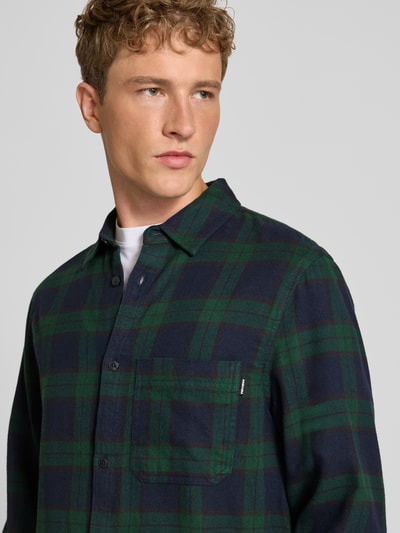 Männermodel trägt Regular Fit Freizeithemd aus Flanell mit Kentkragen von REVIEW in Dunkelblau mit grünem Karomuster, reine Baumwolle, Nahaufnahme Oberkörper.