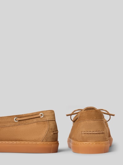 Produktfoto, Loafer mit Logo-Detail von Copenhagen in Velours-Optik, abgerundete Form, glatte braune Sohle, Schafthöhe 6 cm, Absatz 3 cm.