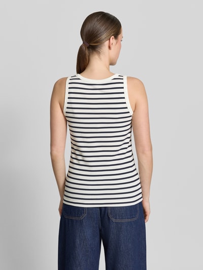 Vrouwenmodel draagt Regular Fit Tank Top aus Baumwoll-Mix van s.Oliver RED LABEL, gestreept two tone ontwerp, fijnrib, geheel van achteren gezien