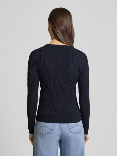 Frauenmodel trägt Strickpullover mit Label-Detail von GANT aus Baumwoll-Mix mit Stretch-Anteil, unifarbenes Design mit Strukturmuster und gerippten Abschlüssen, körpernaher Schnitt, Rückenlänge 59 cm, Ärmellänge 60 cm, Ganzkörperansicht Rückansicht.