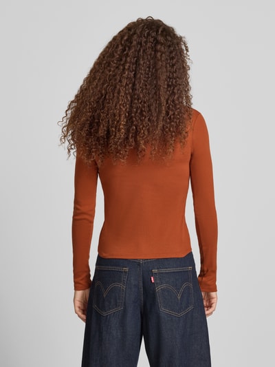 Młodzieżowy model nosi bluzkę z długim rękawem z okrągłym dekoltem model 'EVERYDAY' od Topshop, bawełna, krój regular fit, długość tyłu w rozmiarze S: 53 cm, widok całej sylwetki z tyłu