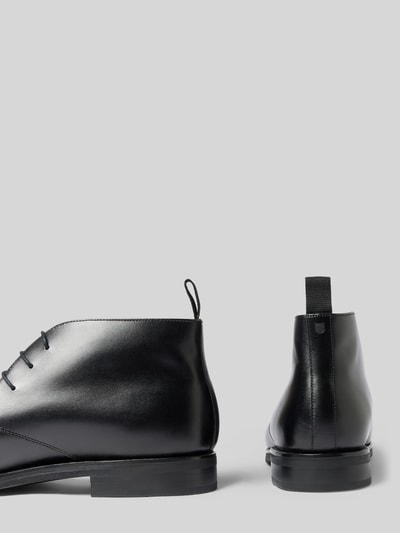 Produktfoto, Halbschuhe mit Schnürverschluss Modell 'Marshall' von Henry Stevens in glatter schwarzer Optik, schmale Passform, Absatzhöhe 2 cm, Schafthöhe 11 cm, Schaftweite 9 cm, Produkt vor hellgrauem Hintergrund
