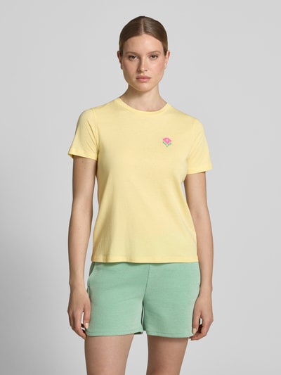 Frauenmodel trägt Damen T-Shirt mit floralem Stitching Modell 'Aminna' von ICHI, Reine Baumwolle, taillierte Passform, Ganzkörperansicht von vorne.