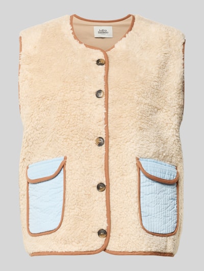 Produktfoto, cremefarbene Weste in Teddy-Optik Modell 'Jace' von LOLLYS LAUNDRY mit blauen Pattentaschen und Knopfleiste, gerade Form