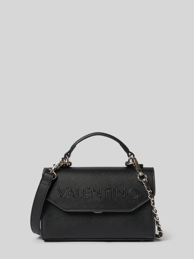 Produktfoto, Shoulder Bag on Leder-Optik Modell 'Pandia' von VALENTINO BAGS in Schwarz mit Logo-Prägung, Kettendetail am Riemen, glatte Struktur.