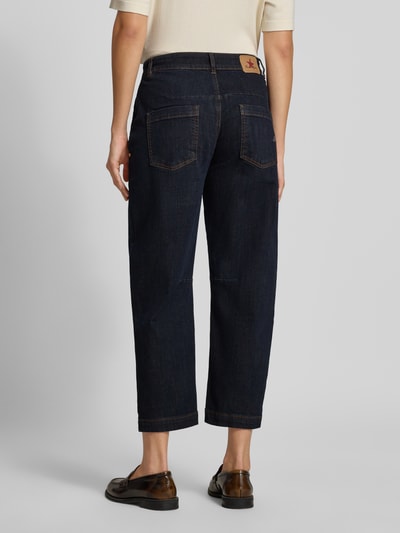 Vrouwenmodel draagt donkerblauwe Barrel Jeans uit mix van katoen van Buena Vista, Dames Barrel Jeans, volledige achteraanzicht