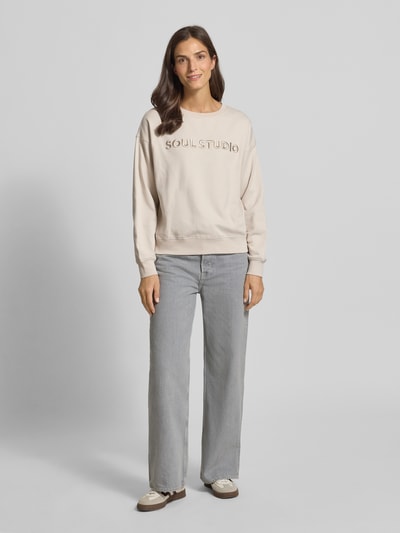 Smith and Soul Bluza z wyhaftowanym napisem model ‘SOUL STUDIO’ Piaskowy 1