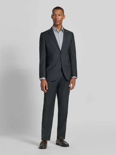 Männermodel trägt Slim Fit Business-Hemd mit Kentkragen von Jake*s, Reine Baumwolle, Knopfleiste, Sportmanschetten, Ganzkörperansicht von vorne.