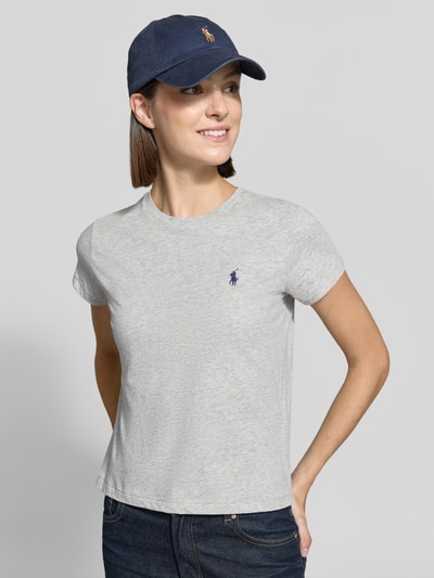 Vrouwenmodel draagt lichtgrijs regular fit t-shirt uit puur katoen van Polo Ralph Lauren, Dames t-shirt, close-up van bovenlichaam.