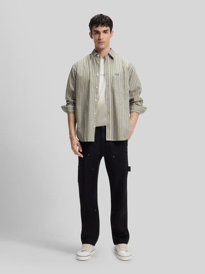 Männermodel trägt Regular Fit Freizeithemd aus reiner Baumwolle Modell 'Ebalto_1' von HUGO Blue in Beige mit Längsstreifen, Ganzkörperansicht von vorne.