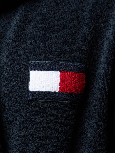Productfoto, detail van donkerblauwe badjas van puur katoen met logo in wit, rood en donkerblauw, Bademantel aus reiner Baumwolle van Tommy Hilfiger, Dames