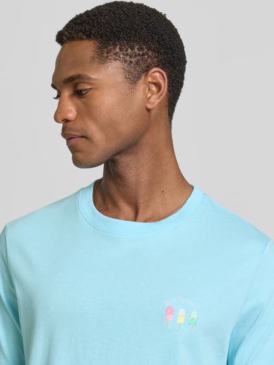 Männermodel trägt T-Shirt mit Stitching und Rundhalsausschnitt von Lindbergh in Hellblau, Reine Baumwolle, Slim-Fit, Nahaufnahme Oberkörper.