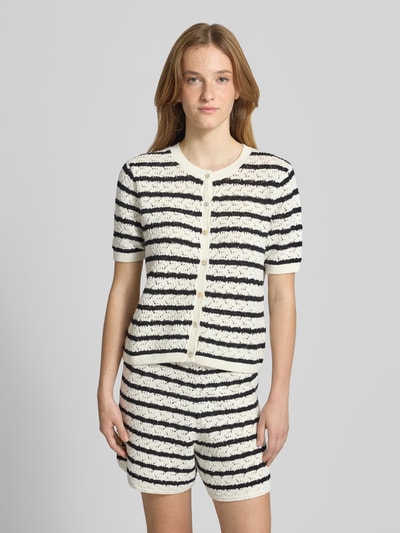 Kobiece model nosi Slim Fit Cardigan in Strick-Optik od REVIEW z bawełny, okrągły dekolt, rękaw o dł. 1/2, listwa guzikowa, długość tyłu w rozmiarze S: 50 cm, imitacja dzianiny, przód, całkowity widok ciała