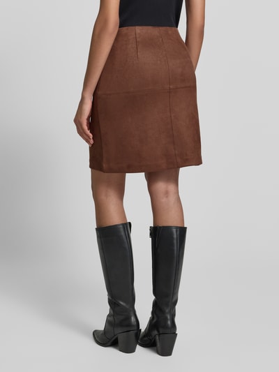 Frauenmodel trägt Slim Fit Mini-Rock mit verdecktem Reißverschluss von s.Oliver RED LABEL, Optik: Unifarben, Materialverarbeitung: Samt, Ganzkörperansicht Rückansicht.
