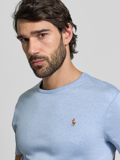 Männermodel trägt Regular Fit T-Shirt aus reiner Baumwolle von Polo Ralph Lauren, Optik: Unifarben, Logo-Stitching, Jersey, Nahaufnahme Oberkörper.