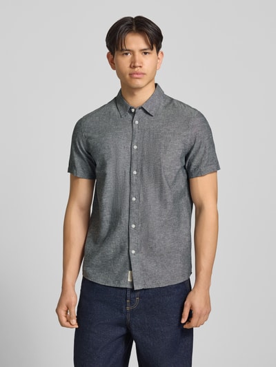 Męski model nosi Regular Fit Freizeithemd mit Kentkragen Modell 'ABAN' od Blend, szara tkanina, krótki rękaw, guzik, widok z przodu, krój regular fit, długość pleców w rozmiarze M 73 cm, szerokość ramion w rozmiarze M 43 cm, długość rękawa w rozmiarze M 22 cm, casualowy styl. Ganzkörperansicht von vorne.