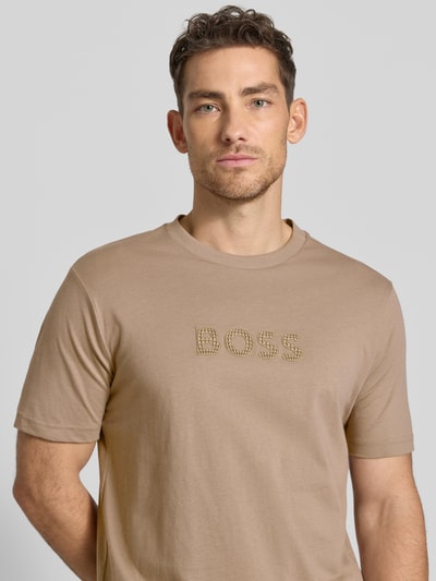 Männermodel trägt Regular Fit T-Shirt aus reiner Baumwolle Modell 'TS_TERRACE' von BOSS Green, Optik: Unifarben, 3D-Label Print, Rundhals, Ärmelform: Kurzarm, Materialverarbeitung: Jersey, Nahaufnahme Oberkörper.