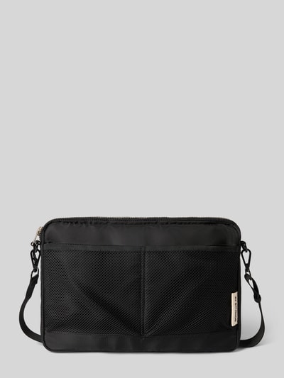 Produktfoto, schwarze Laptop-Tasche mit Logo-Detail von AY STUDIOS, Netz-Taschen, abnehmbarer Schulterriemen, rechteckige Form, glatte Textur