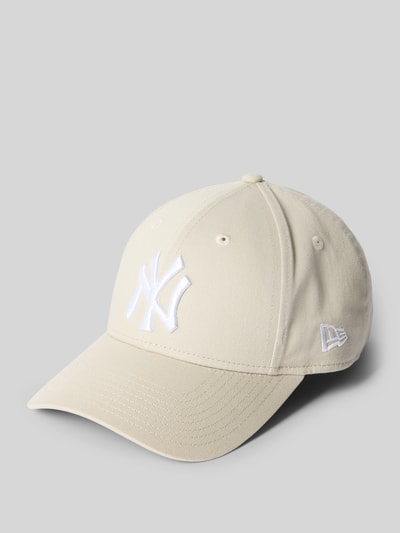 Produktfoto, Base Cap mit Motiv-Stitching von New Era in Beige, reine Baumwolle, weißes Logo-Detail, strukturierte Stofftextur, Schirm gebogen.