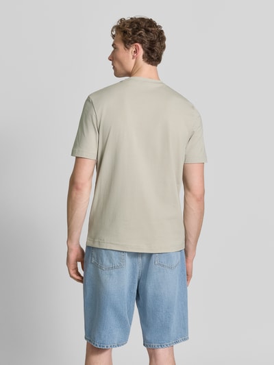 Männermodel trägt Regular Fit T-Shirt aus Baumwoll-Mix Modell 'TCHUP' von BOSS Orange, Optik: Unifarben, Feinripp, Ganzkörperansicht Rückansicht.