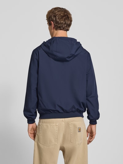 Männermodel trägt Regular Fit Jacke mit Kapuze Modell 'Charge' von JACK & JONES in Dunkelblau, glatte Textur, Ganzkörperansicht Rückansicht. Rückenlänge 68 cm, Schulterbreite 50 cm, Brustweite 60 cm, Ärmellänge 66 cm.