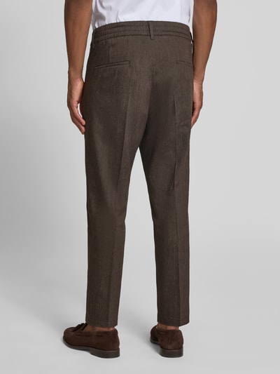 Männermodel trägt Hose mit Bügelfalte und elastischem Bund Modell 'CHASY' von Drykorn, Leinen-Mix, Slim-Fit, Ganzkörperansicht Rückansicht, Herren.