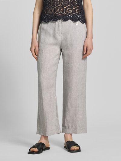 Frauenmodel trägt Culotte aus Leinen mit Eingrifftaschen Modell 'Nora' von MAC in Naturfarbe, Wide-Fit, Knopf-Reißverschluss, Ganzkörperansicht von vorne.